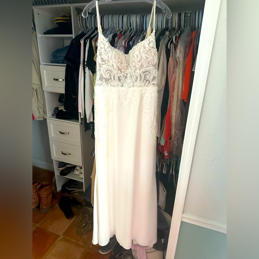 Beautiful white stunning wedding dress !!!This is a soft beaded crepe gown .